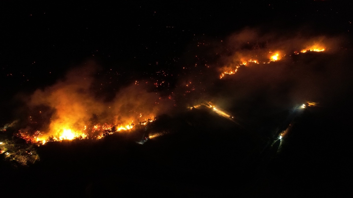 Büyük orman yangını 4. günde sürüyor; Alevler bir köye sıçradı