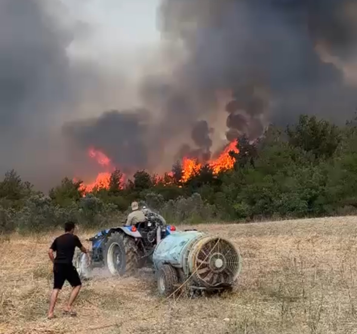 Büyük orman yangını 4. günde sürüyor; Alevler bir köye sıçradı