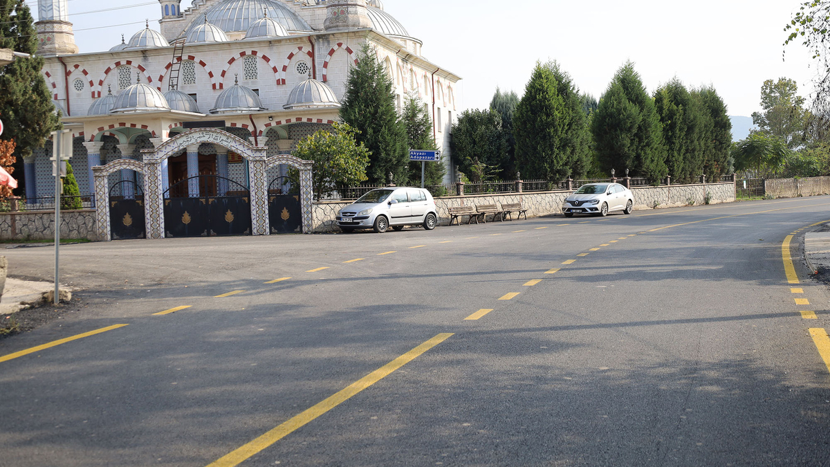 Büyükşehir Akyazı'da 14 mahalle yolunu asfaltladı: Başkan Alemdar'a hizmet teşekkürü