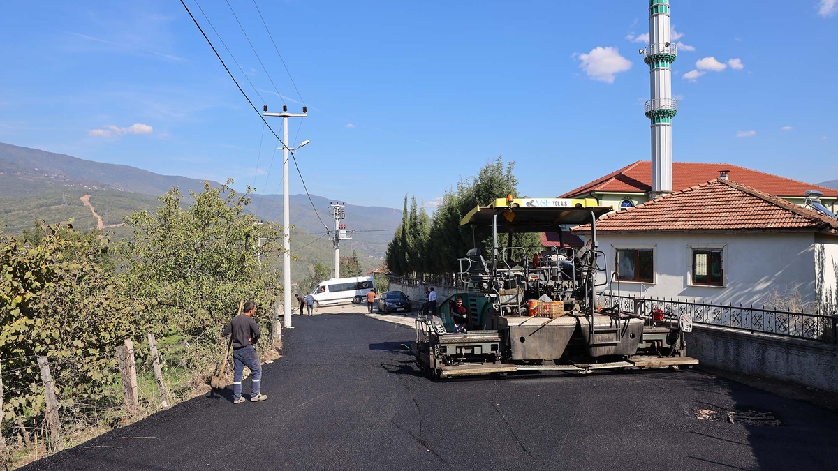 Büyükşehir Akyazı'da 14 mahalle yolunu asfaltladı: Başkan Alemdar'a hizmet teşekkürü