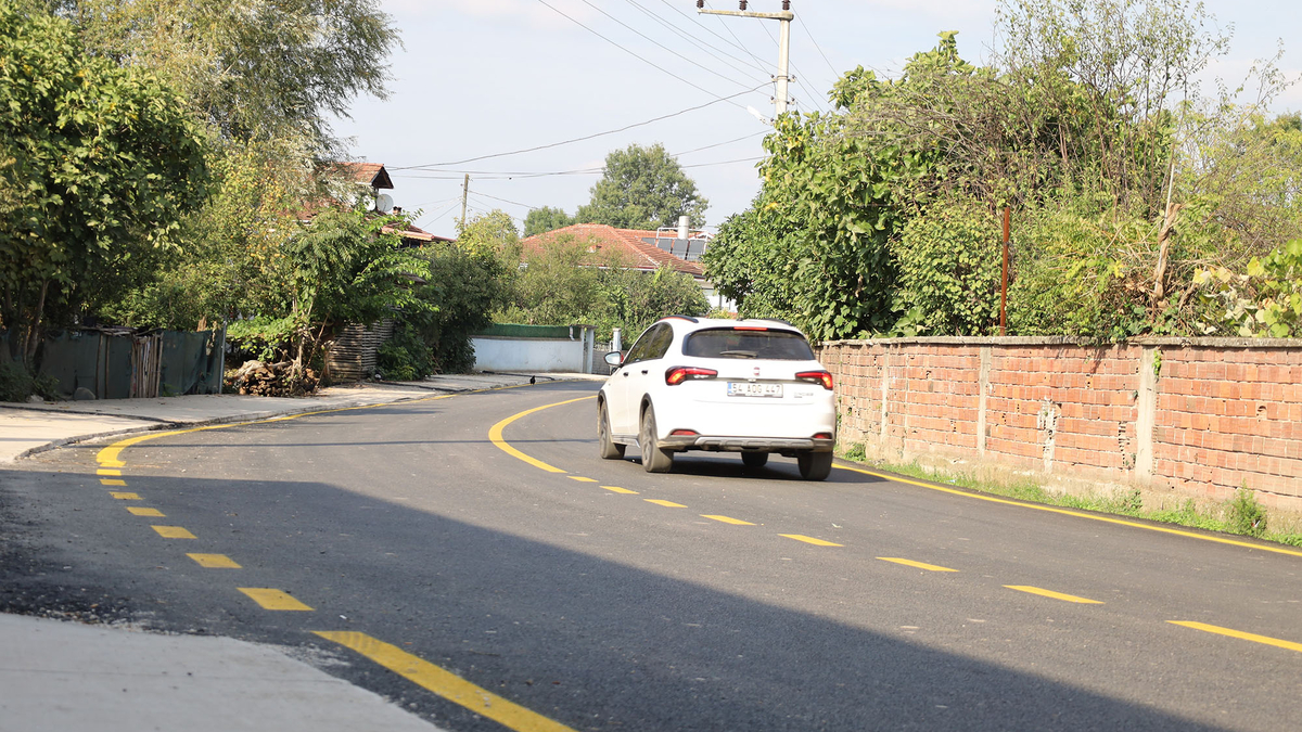 Büyükşehir Akyazı'da 14 mahalle yolunu asfaltladı: Başkan Alemdar'a hizmet teşekkürü