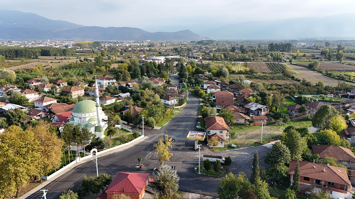 Büyükşehir Akyazı'da 14 mahalle yolunu asfaltladı: Başkan Alemdar'a hizmet teşekkürü