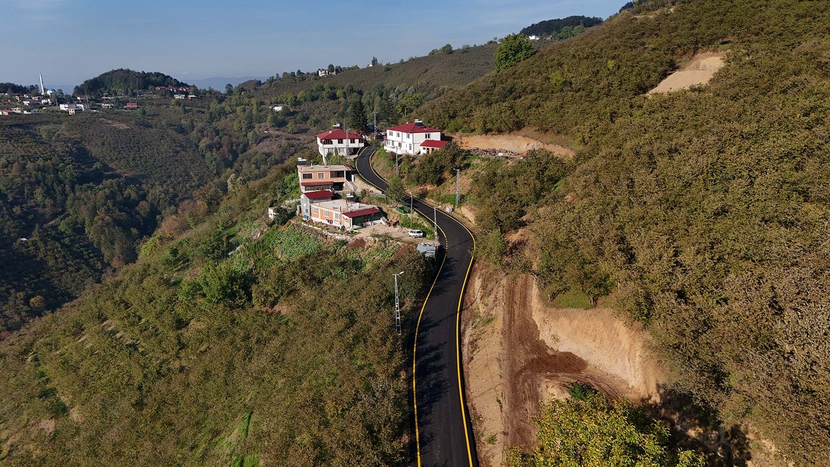 Büyükşehir Akyazı'da 14 mahalle yolunu asfaltladı: Başkan Alemdar'a hizmet teşekkürü