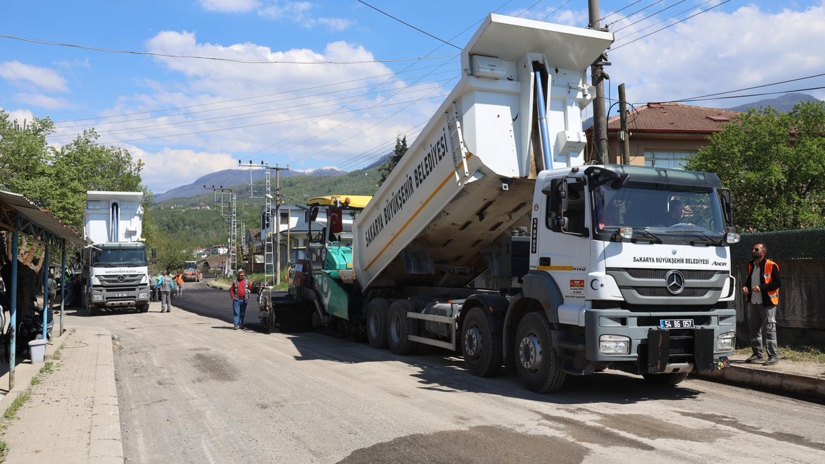 Büyükşehir asfalt sezonunu Akyazı’da açtı