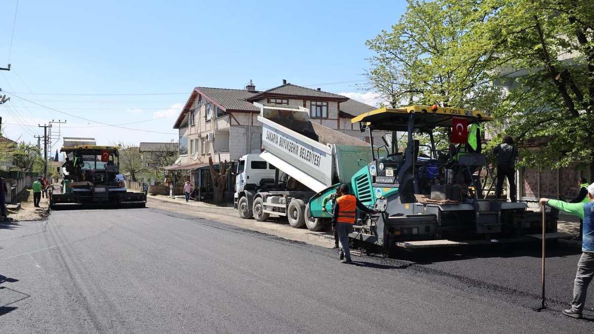 Büyükşehir asfalt sezonunu Akyazı’da açtı