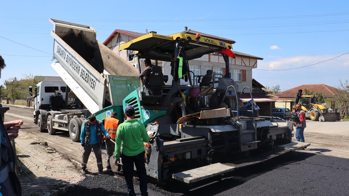 Büyükşehir asfalt sezonunu Akyazı’da açtı