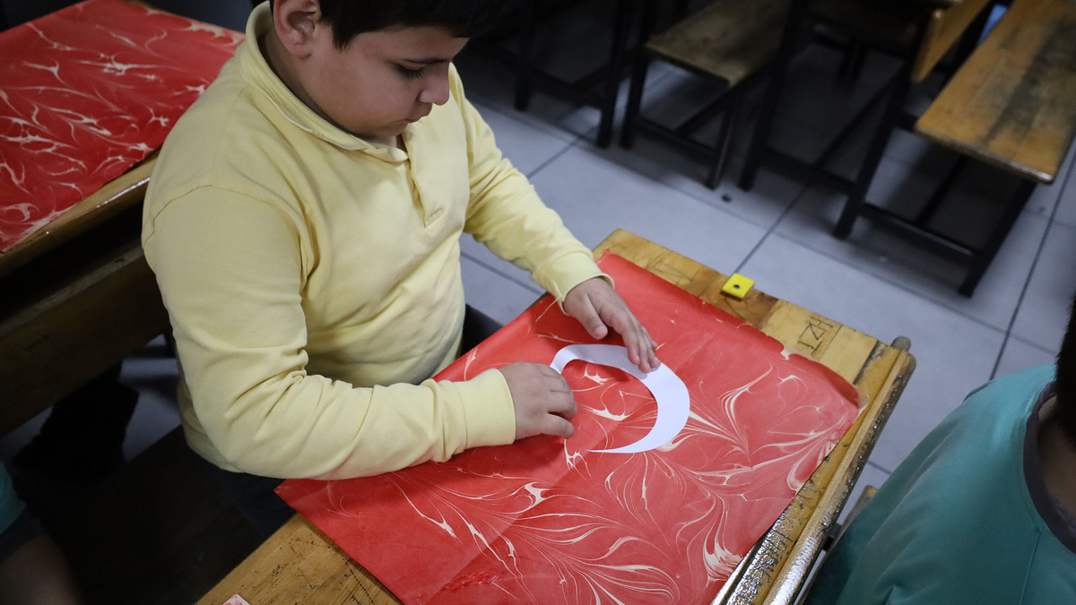 Büyükşehir, öğrencilerle milli marşı andı