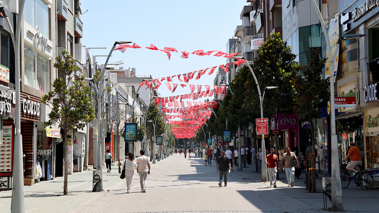 Büyükşehir şehri şehri al-yıldızlı Türk bayraklarıyla donattı