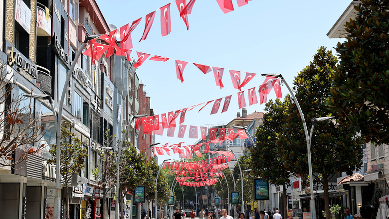 Büyükşehir şehri şehri al-yıldızlı Türk bayraklarıyla donattı