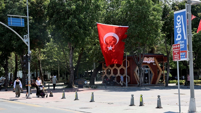 Büyükşehir şehri şehri al-yıldızlı Türk bayraklarıyla donattı