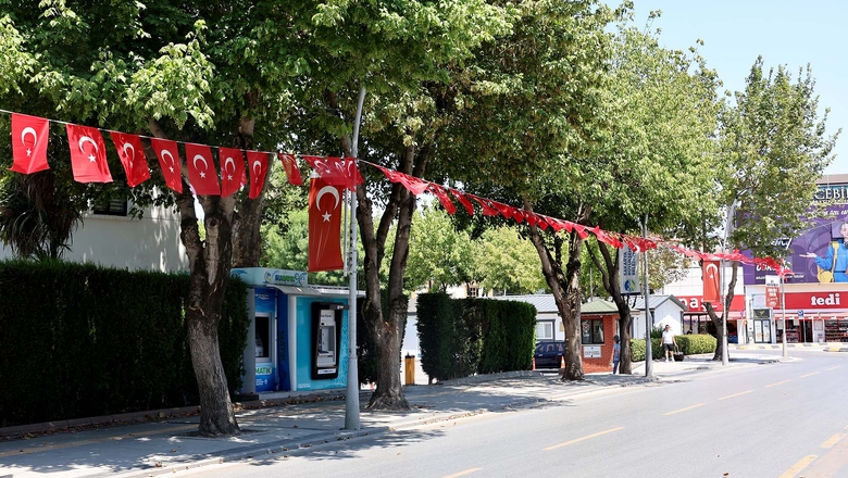 Büyükşehir şehri şehri al-yıldızlı Türk bayraklarıyla donattı