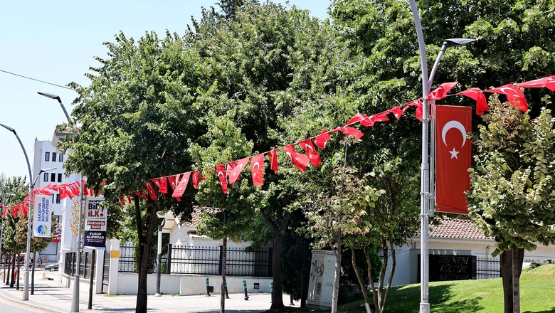 Büyükşehir şehri şehri al-yıldızlı Türk bayraklarıyla donattı