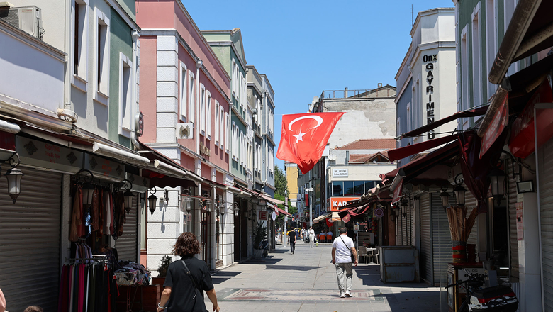 Büyükşehir şehri şehri al-yıldızlı Türk bayraklarıyla donattı