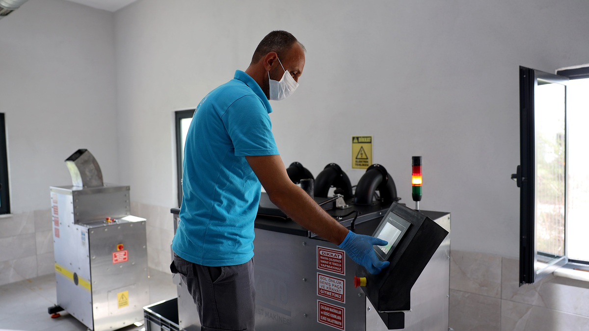 Büyükşehir yemek atıklarını mamaya dönüştürüyor