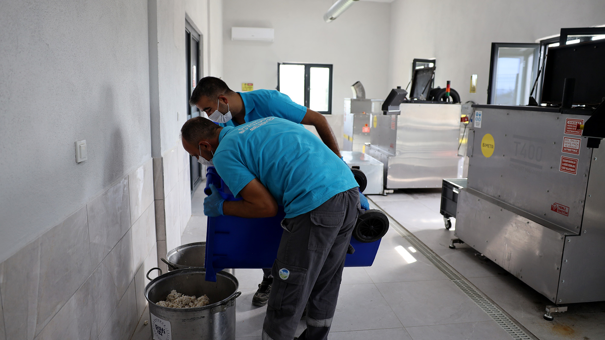 Büyükşehir yemek atıklarını mamaya dönüştürüyor