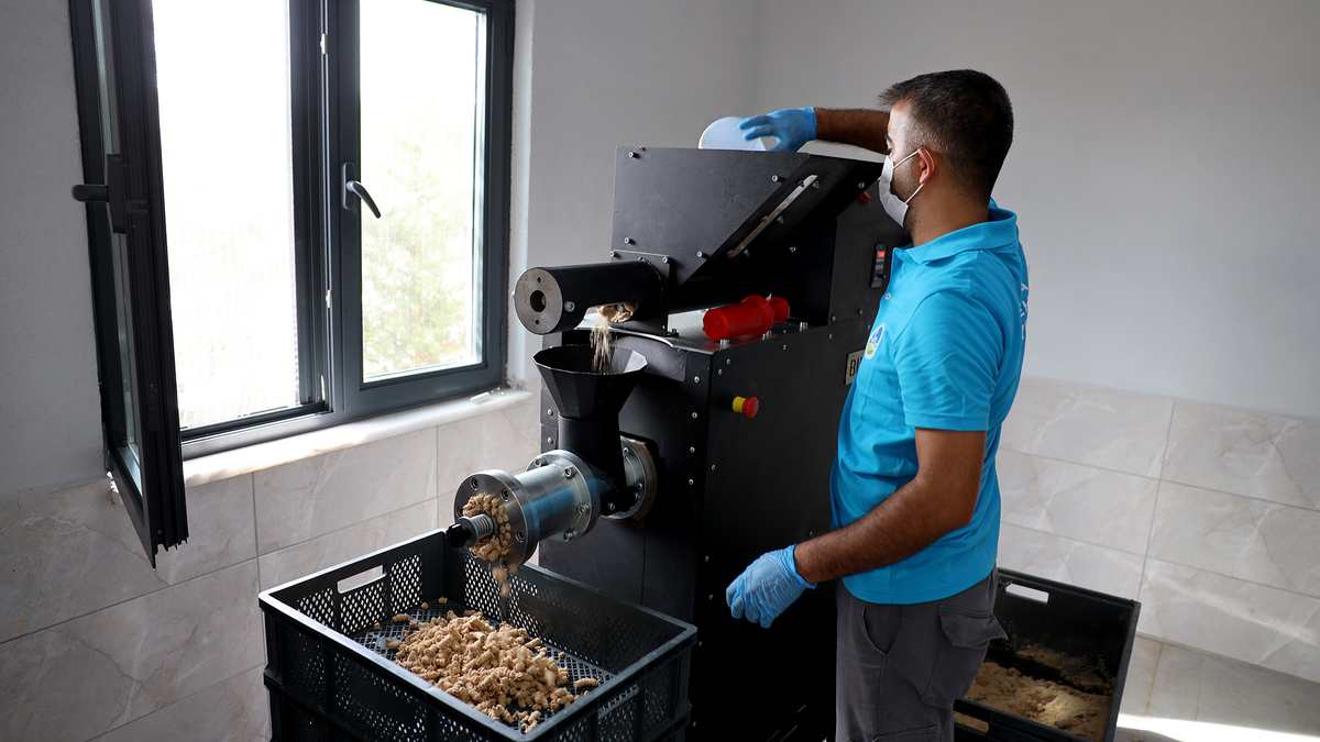 Büyükşehir yemek atıklarını mamaya dönüştürüyor