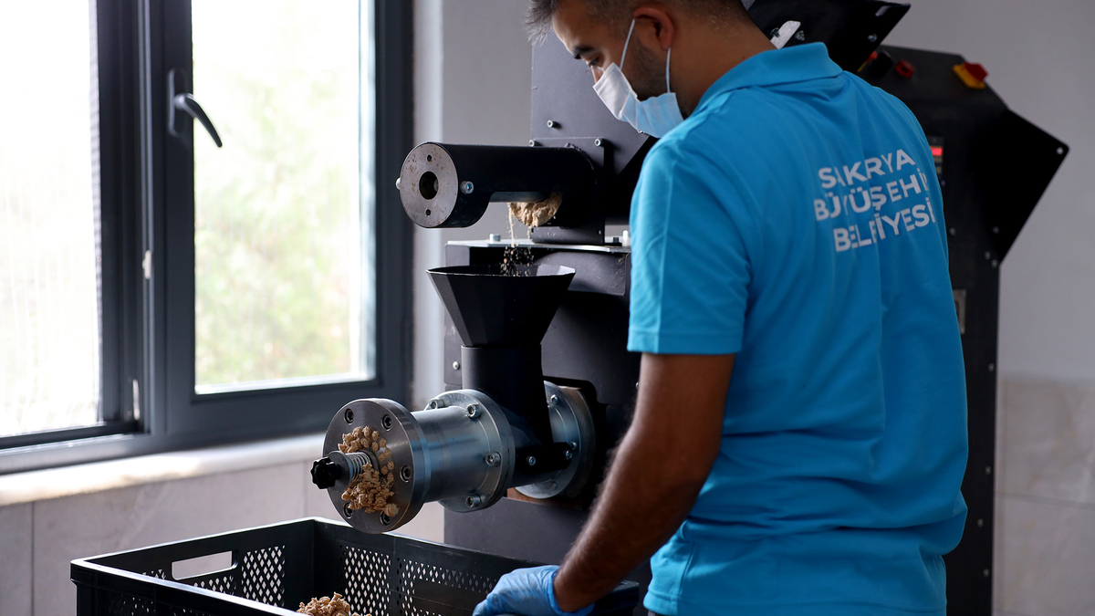 Büyükşehir yemek atıklarını mamaya dönüştürüyor