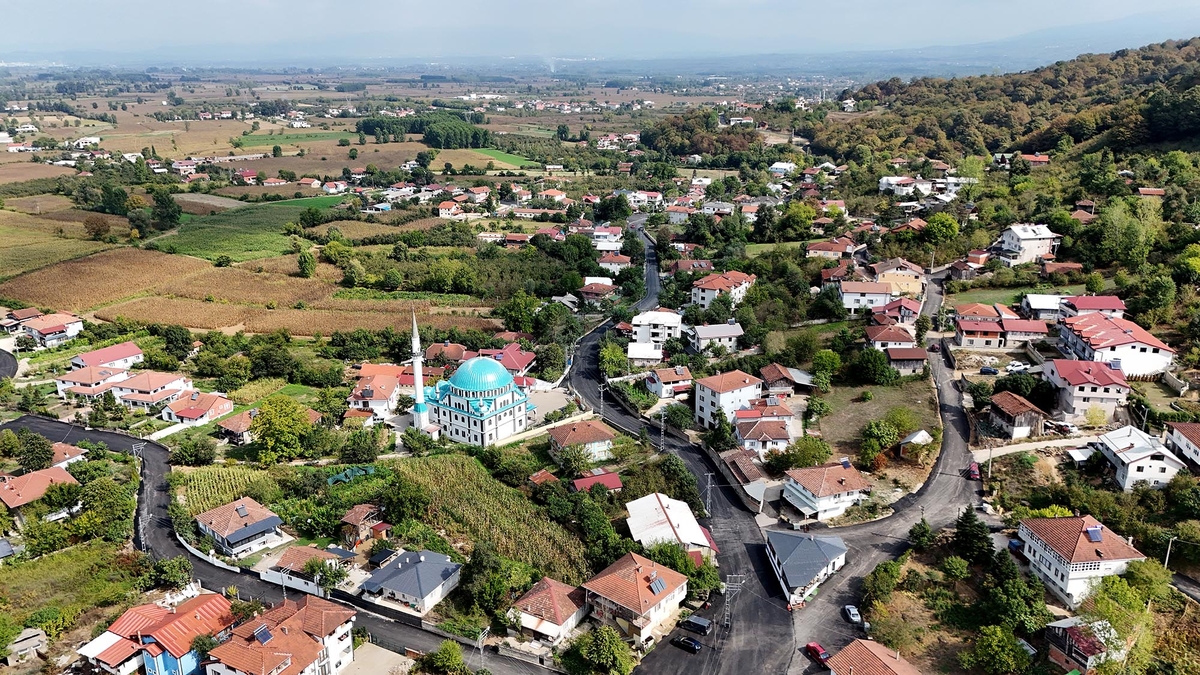 Büyükşehirden Akyazı'da 3 Mahalle'de asfalt çalışması