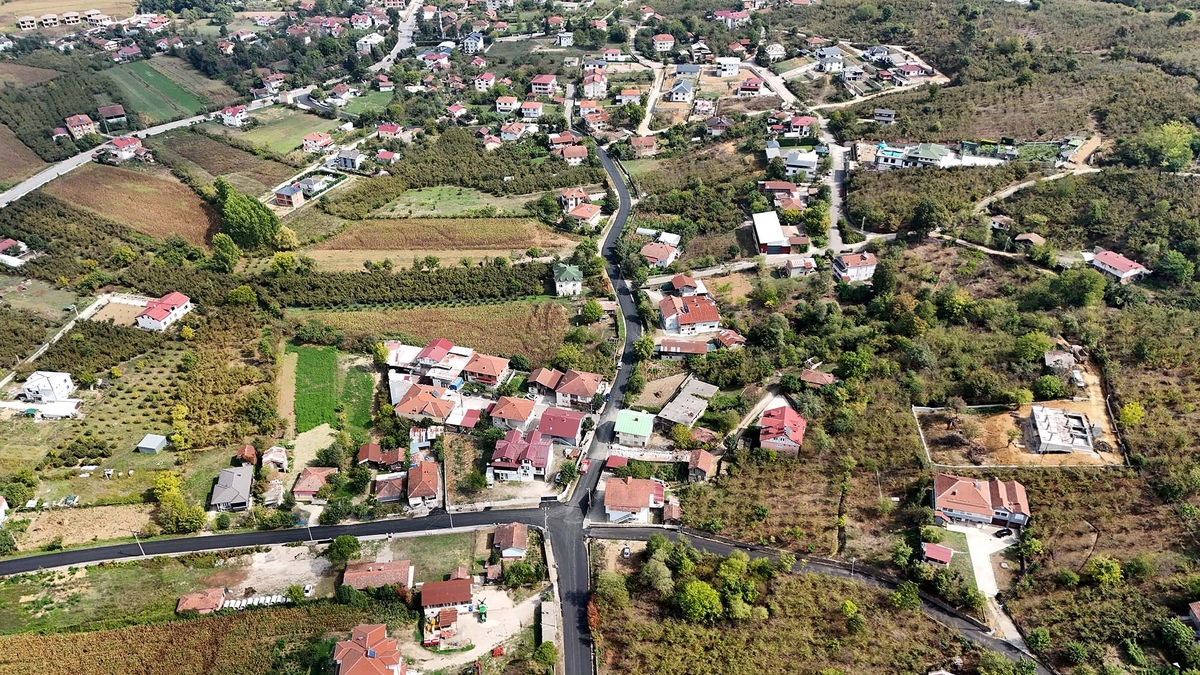 Büyükşehirden Akyazı'da 3 Mahalle'de asfalt çalışması