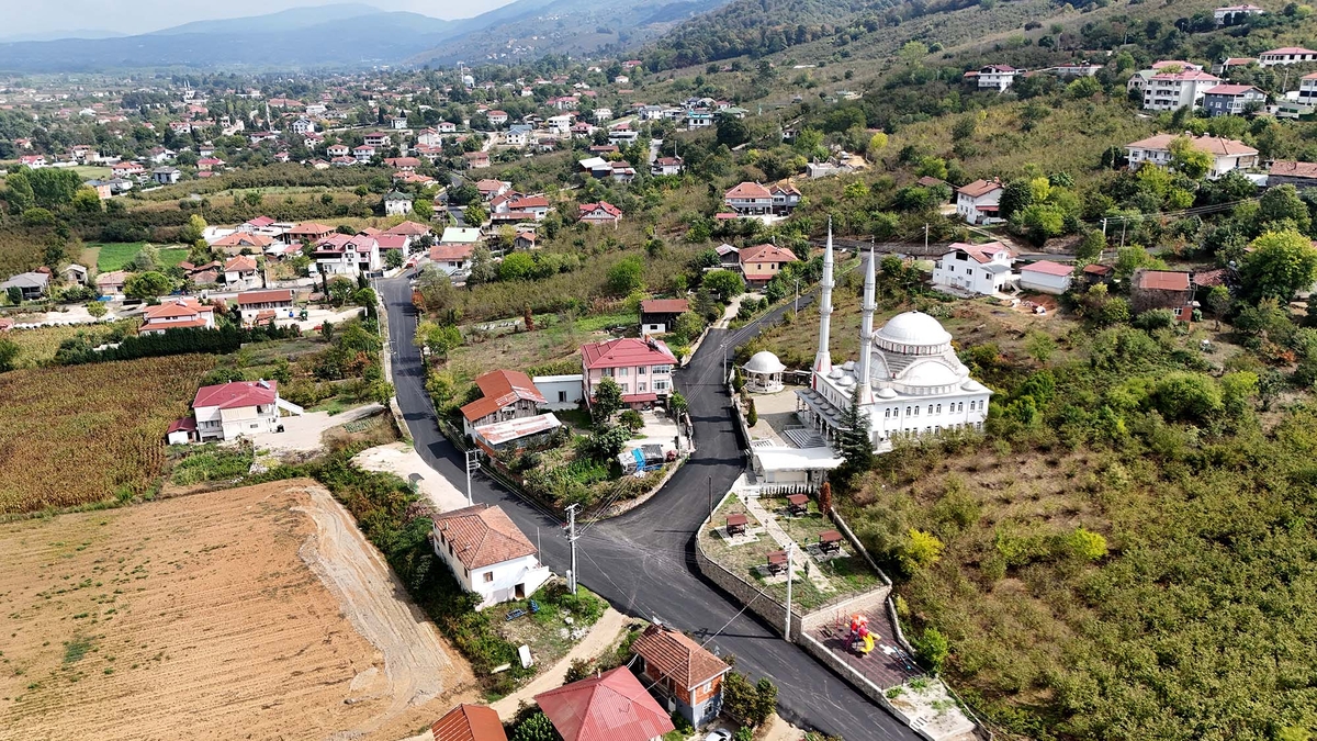 Büyükşehirden Akyazı'da 3 Mahalle'de asfalt çalışması