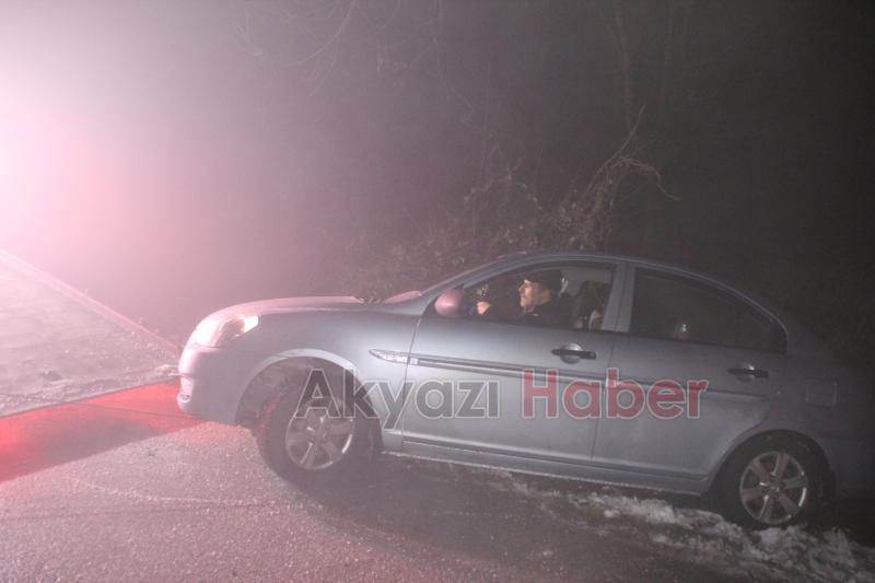 Buzlu Yolda Kayan Araçlar Şarampole Girdi