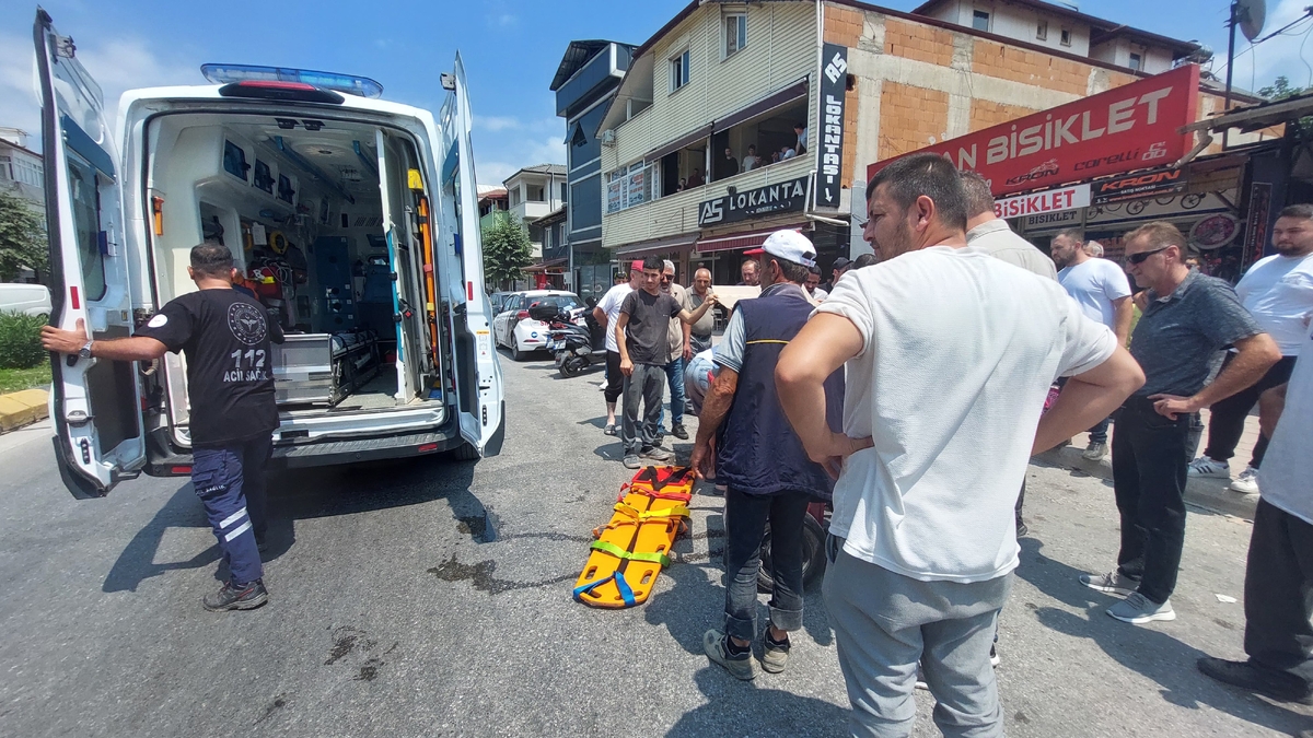 Cadde'de Korkutan Kaza Çarpmamak İçin Manevra Yaptı, Devrilip Yaralandı 