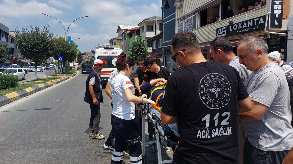 Cadde'de Korkutan Kaza Çarpmamak İçin Manevra Yaptı, Devrilip Yaralandı 