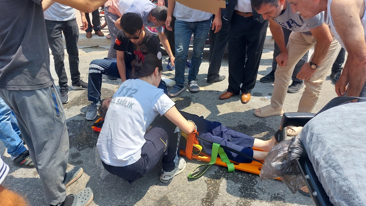 Cadde'de Korkutan Kaza Çarpmamak İçin Manevra Yaptı, Devrilip Yaralandı 