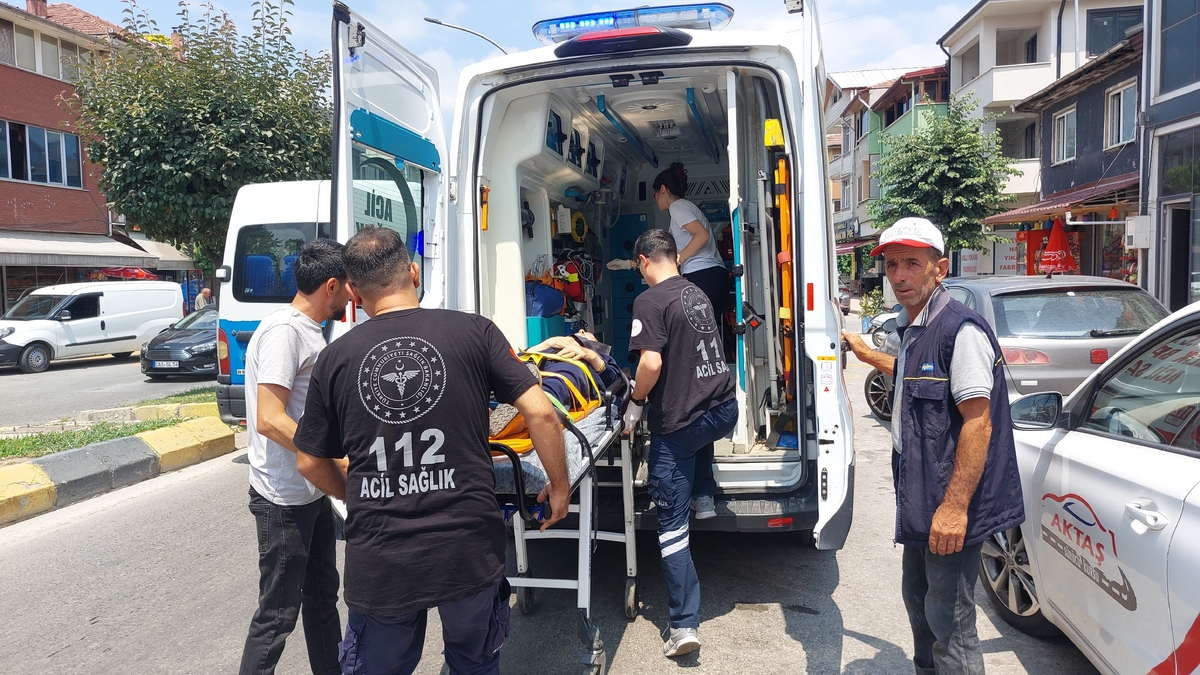 Cadde'de Korkutan Kaza Çarpmamak İçin Manevra Yaptı, Devrilip Yaralandı 