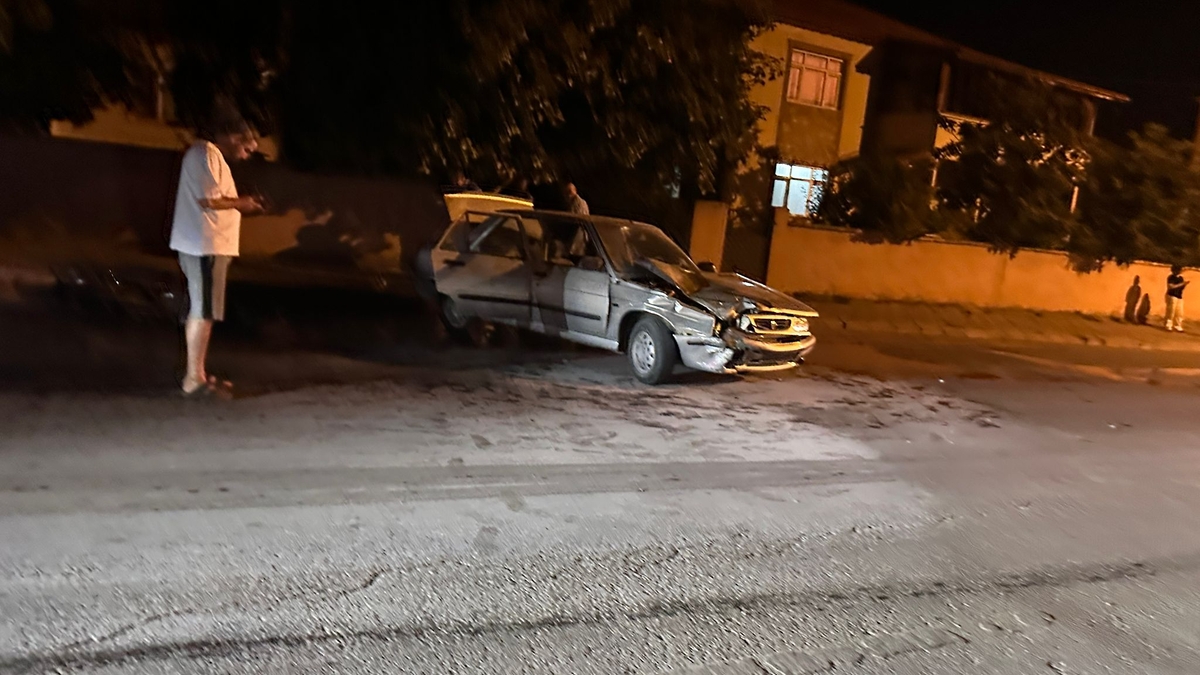 Caddede kaza; Otomobil ve motosiklet alev aldı