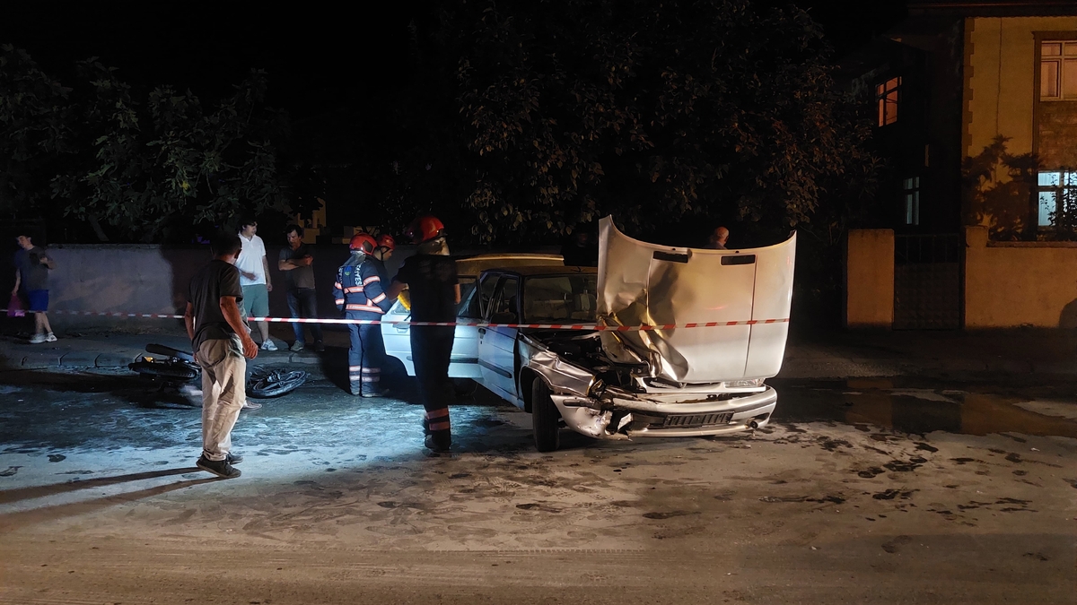 Caddede kaza; Otomobil ve motosiklet alev aldı