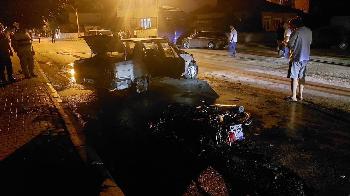 Caddede kaza; Otomobil ve motosiklet alev aldı