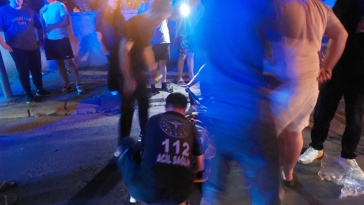 Caddede kaza; Otomobil ve motosiklet alev aldı