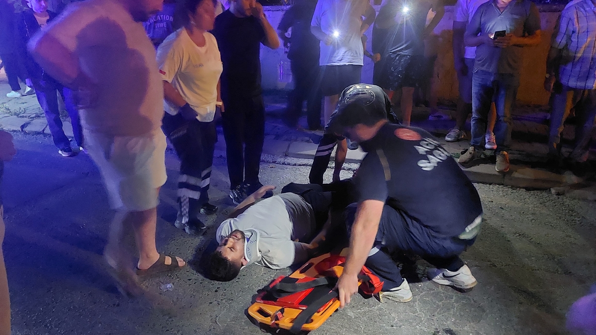 Caddede kaza; Otomobil ve motosiklet alev aldı