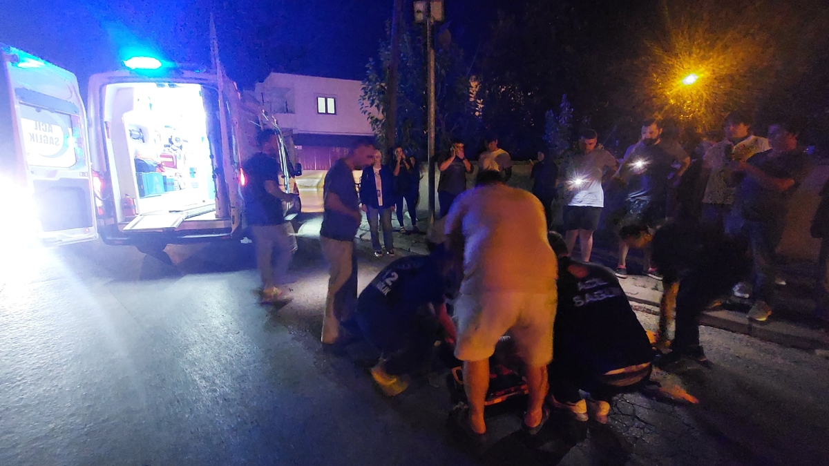 Caddede kaza; Otomobil ve motosiklet alev aldı
