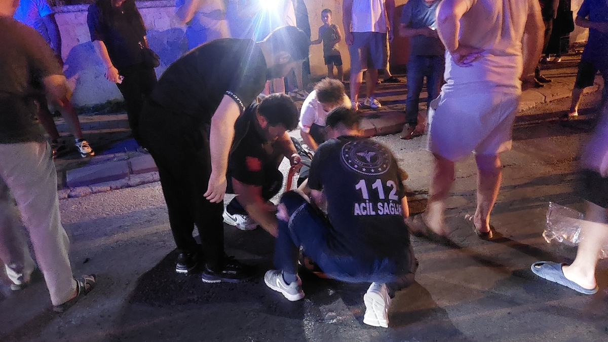 Caddede kaza; Otomobil ve motosiklet alev aldı
