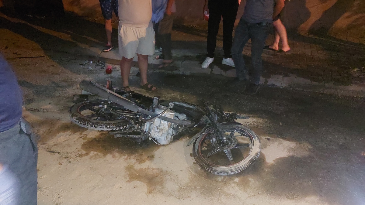 Caddede kaza; Otomobil ve motosiklet alev aldı