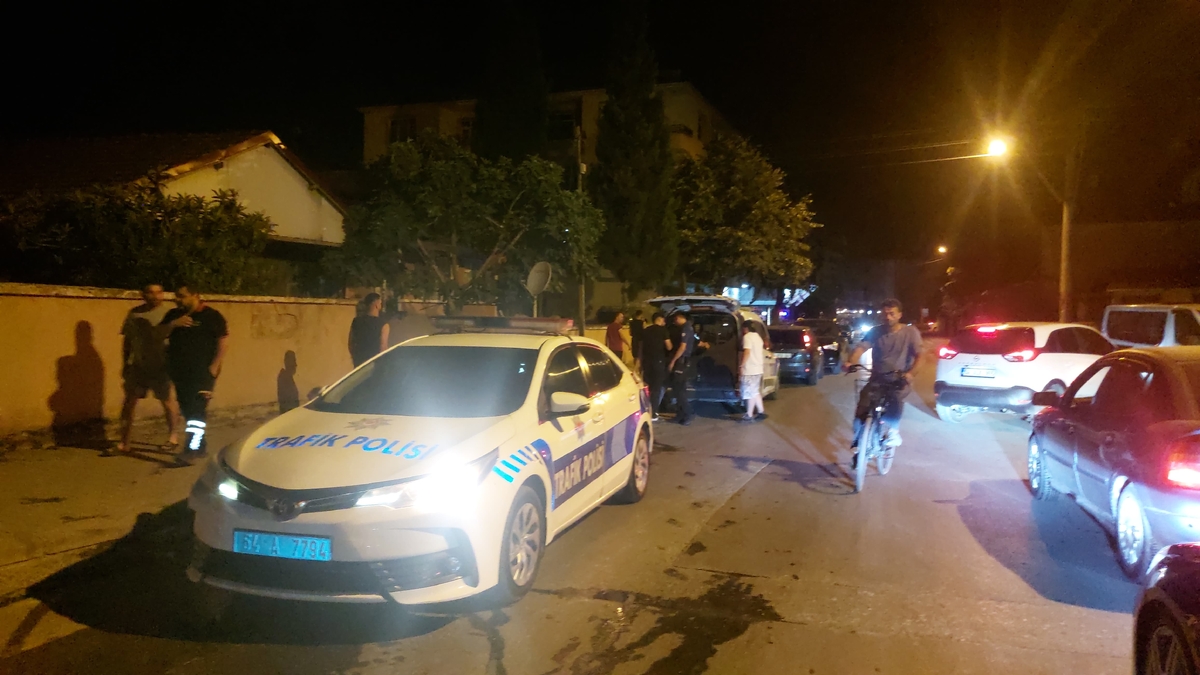 Caddede kaza; Otomobil ve motosiklet alev aldı