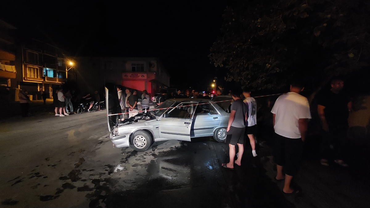 Caddede kaza; Otomobil ve motosiklet alev aldı