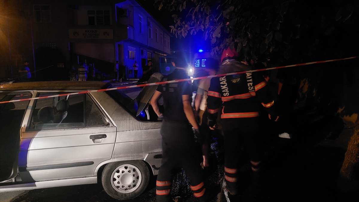 Caddede kaza; Otomobil ve motosiklet alev aldı