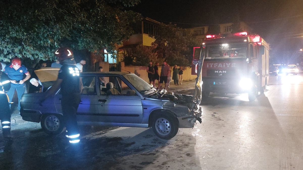Caddede kaza; Otomobil ve motosiklet alev aldı