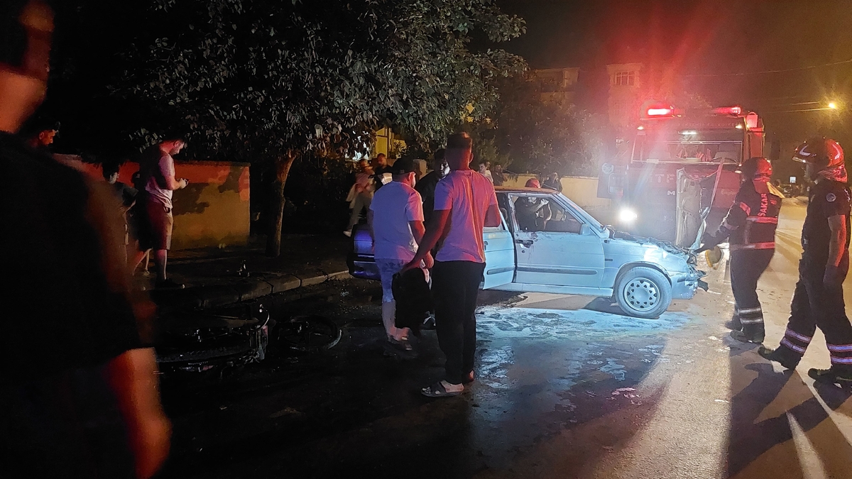Caddede kaza; Otomobil ve motosiklet alev aldı