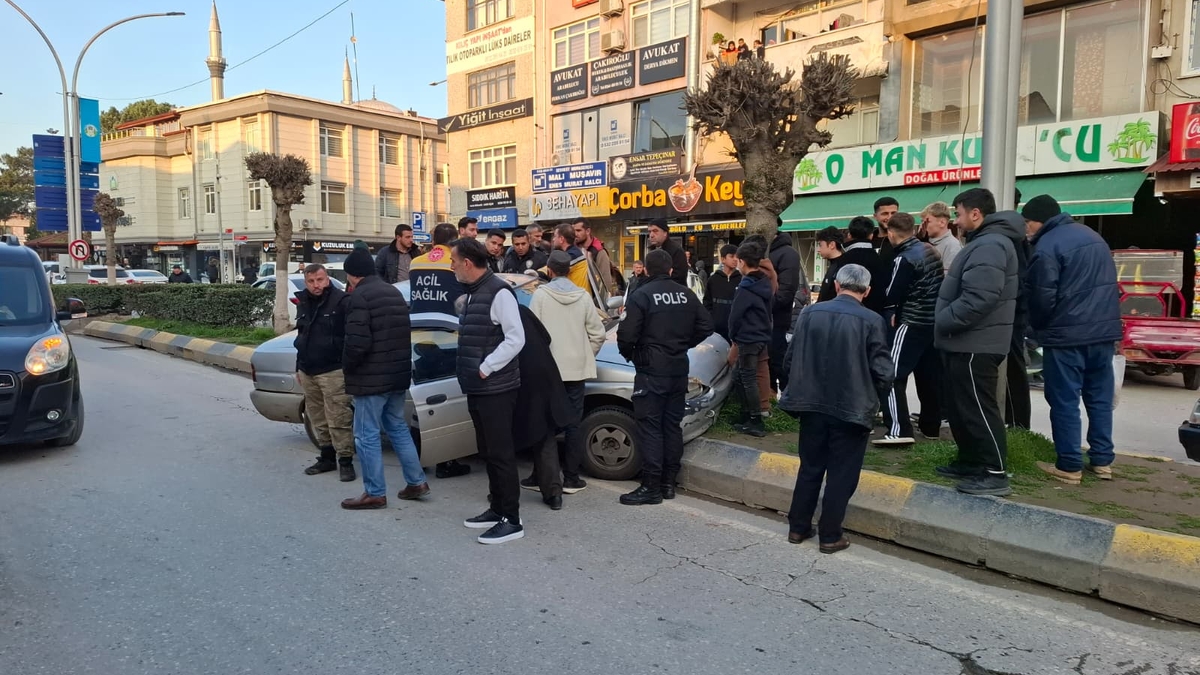 Caddede kaza yaptı, araçtan inmeyip ekiplere direndi