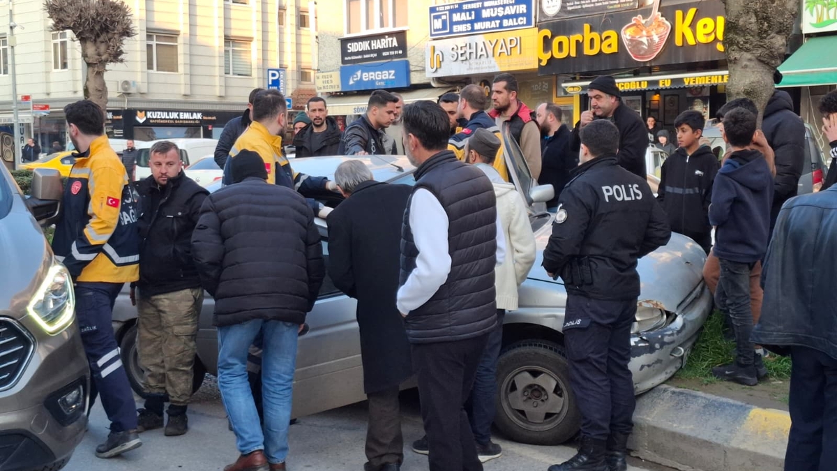 Caddede kaza yaptı, araçtan inmeyip ekiplere direndi