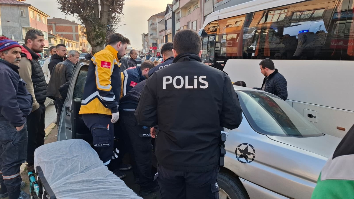 Caddede kaza yaptı, araçtan inmeyip ekiplere direndi