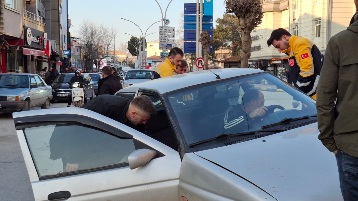 Caddede kaza yaptı, araçtan inmeyip ekiplere direndi