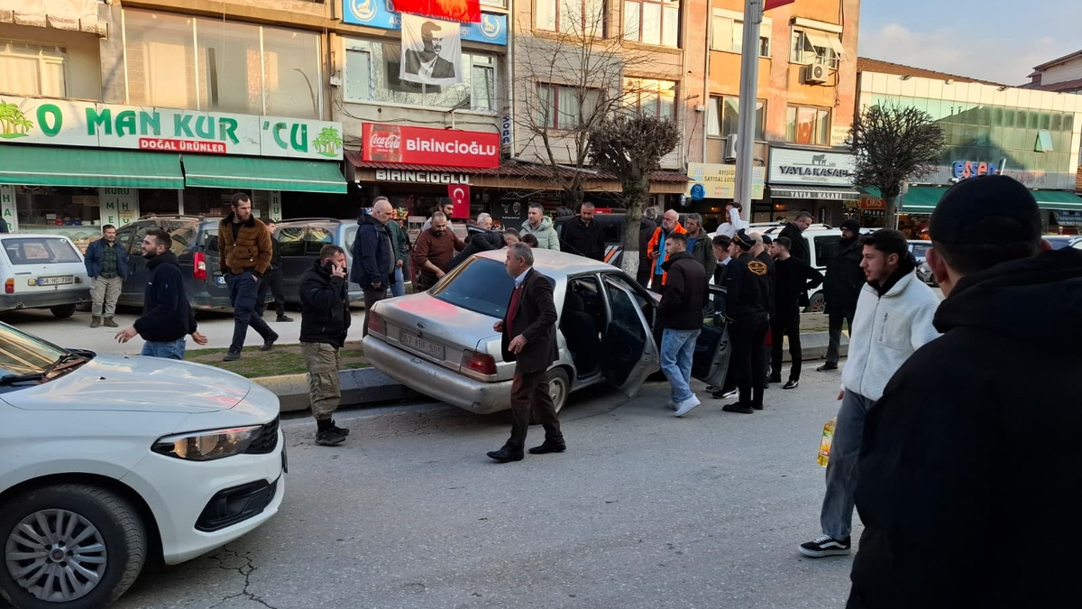 Caddede kaza yaptı, araçtan inmeyip ekiplere direndi