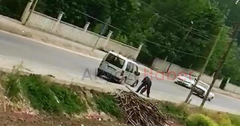 Caddedeki bordür taşlarını böyle söküp götürdü