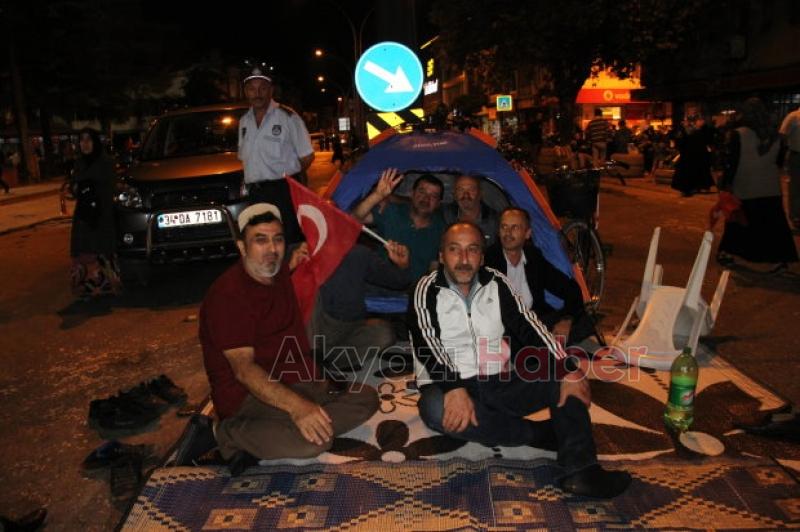 Çadır Kuran Vatandaşlar Ateş Yakıp Sabaha Kadar  Nöbet Tuttu