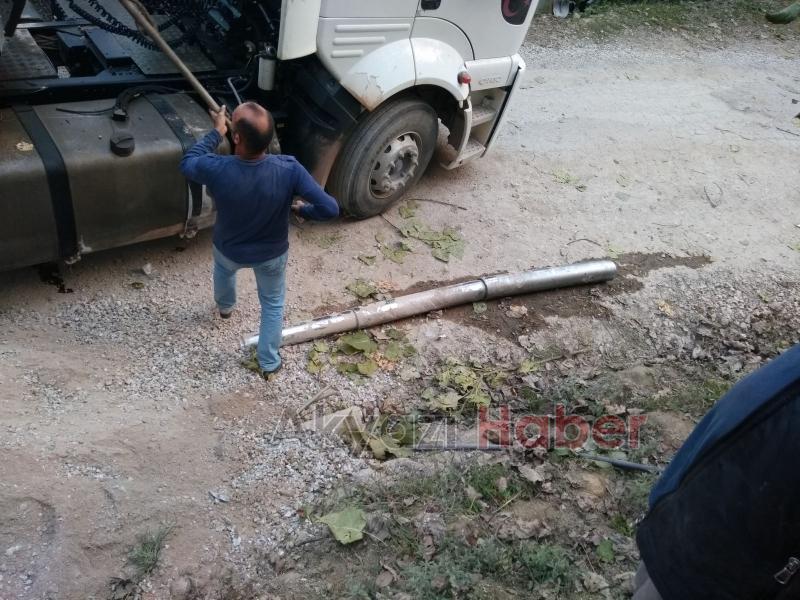 Çakıl Boşaltan Kamyon Yan Yattı